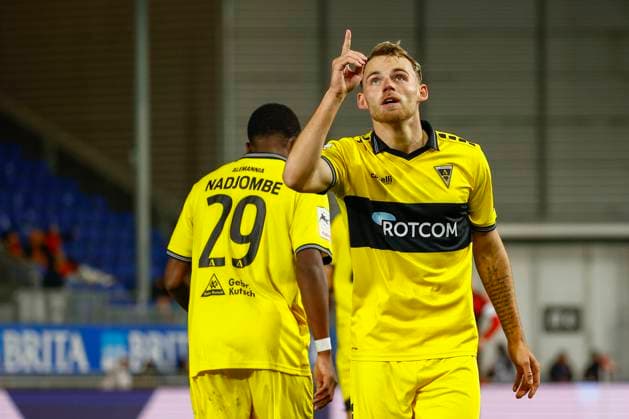 24.10.2025, xavx, Fussball 3.Liga, SV Wehen Wiesbaden - Alemannia Aachen v.l. Mika Schroers (Alemannia Aachen) celebrate the goal, Der Torjubel zum 0:2 (DFL DFB REGULATIONS PROHIBIT ANY USE OF PHOTOGRAPHS as IMAGE SEQUENCES and or QUASI-VIDEO) Wiesbaden