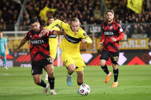 Lars Timo Gindorf (Aachen 23) und Tarik Goezuesirin (Wiesbaden 11), GER, SV Wehen Wiesbaden vs TSV Alemannia Aachen, 3. Liga, 12. Spieltag, 24.10.2025, GER, SV Wehen Wiesbaden vs TSV Alemannia Aachen, 3. Liga, 12. Spieltag, 24.10.2025, Wiesbaden Copyright: xEibner-Pressefoto JoergxNiebergax EP_JNL