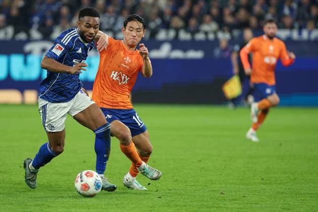 2. Bundesliga - FC Schalke 04 - SV Darmstadt 98 am 24.10.2025 in der Veltins-Arena auf Schalke Moussa Sylla (Schalke 9) gegen Hiroki Akiyama (Darmstadt 16)