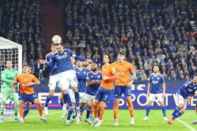 24.10.2025, xrekx, Fussball 2.Bundesliga, FC Schalke 04 - SV Darmstadt 98 v.l. Kenan Karaman (FC Schalke 04) (DFL DFB REGULATIONS PROHIBIT ANY USE OF PHOTOGRAPHS as IMAGE SEQUENCES and or QUASI-VIDEO) Gelsenkirchen