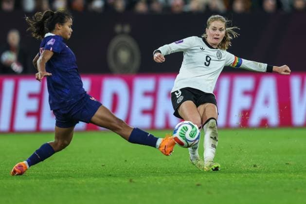 Fußball Frauen UEFA Womens Nations League Halbfinale Deutschland - Frankreich am 24.10.2025 in der Merkurs Spiel-Arena in Düsseldorf Alice Sombath ( Frankreich ), links - Sjoeke Nüsken ( Deutschland ), rechts DFB regulations prohibit any use of photographs as image sequences and or quasi-video.