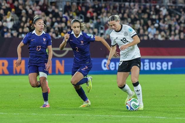 Fußball Frauen UEFA Womens Nations League Halbfinale Deutschland - Frankreich am 24.10.2025 in der Merkurs Spiel-Arena in Düsseldorf Selma Bacha ( Frankreich ), links - Maelle Lakrar ( Frankreich ), mitte - Klara Bühl ( Deutschland ), rechts DFB regulations prohibit any use of photographs as image sequences and or quasi-video.