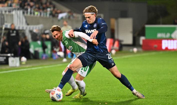 24.10.2025 - Fussball - Saison 2025 2026 - 2. Fussball - Bundesliga - 10. Spieltag: SpVgg Greuther Fürth ( Kleeblatt ) - Karlsruher SC Karlsruhe KSC - Sportfoto Zink - xwoxzix - DFL regulations prohibit any use of photographs as image sequences and or quasi-video - only for editorial use - Felix Klaus (30, SpVgg Greuther Fürth ) David Herold (20, Karlsruher SC KSC )