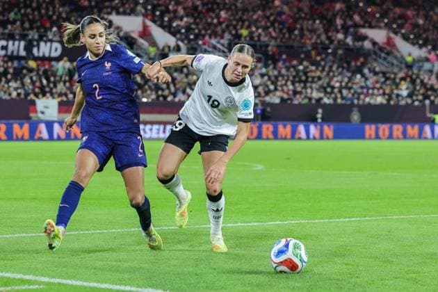 Fußball Frauen UEFA Womens Nations League Halbfinale Deutschland - Frankreich am 24.10.2025 in der Merkurs Spiel-Arena in Düsseldorf Maelle Lakrar ( Frankreich ), links - Klara Bühl ( Deutschland ), rechts DFB regulations prohibit any use of photographs as image sequences and or quasi-video.