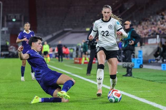 Fußball Frauen UEFA Womens Nations League Halbfinale Deutschland - Frankreich am 24.10.2025 in der Merkurs Spiel-Arena in Düsseldorf Elisa De Almeida ( Frankreich ), links - Jule Brand ( Deutschland ), rechts DFB regulations prohibit any use of photographs as image sequences and or quasi-video.