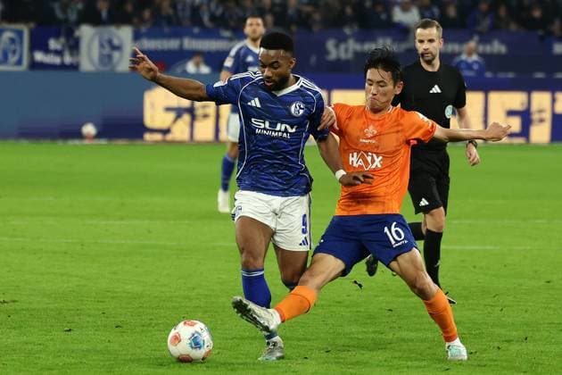 Gelsenkirchen, Veltins Arena, 24.10.25, GER, Herren, 2. Bundesliga, Saison 2025 - 2026, FC Schalke 04 - SV Darmstadt 98, Moussa Sylla (FC Schalke 04) und Hiroki Akiyama (SV Darmstadt 98) im Zweikampf, DFB DFL REGULATIONS PROHIBIT ANY USE OF PHOTOGRAPHS AS IMAGE SEQUENCES AND OR QUASI-VIDEO.