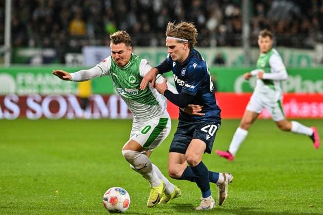 2. Bundesliga; SpVgg Greuther Fuerth - Karlsruher SC; 24.10.2025 FUERTH, GERMANY - OCTOBER 24: Felix KLAUS (SpVgg Greuther Fuerth 30) against David HEROLD (Karlsruher SC 20) during the 2. bundesliga match between SpVgg Greuther Fuerth vs. Karlsruher SC on matchday 10 at Sportpark Ronhof Thomas Sommer on October 24, 2025 in Fuerth, Germany DFL REGULATIONS PROHIBIT ANY USE OF PHOTOGRAPHS AS IMAGE SEQUENCES AND OR QUASI-VIDEO