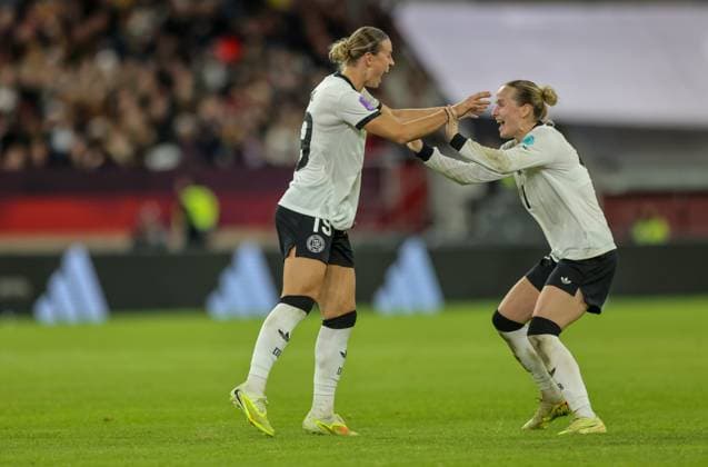 DEU, Düsseldorf, Deutschland vs Frankreich, UEFA Women s Nations League, UEFA, Saison 2526, Merkur Spiel-Arena, Halbfinale, Hinspiel im Bild: Tor und Jubel, Klara Bühl (Deutschland, FC Bayern München) erzielt das Tor zum 1:0 DFB DFL REGULATIONS PROHIBIT ANY USE OF PHOTOGRAPHS AS IMAGE SEQUENCES AND OR QUASI-VIDEO, 24.10.2025 Copyright: HMBxMedia HendrikxHamelau