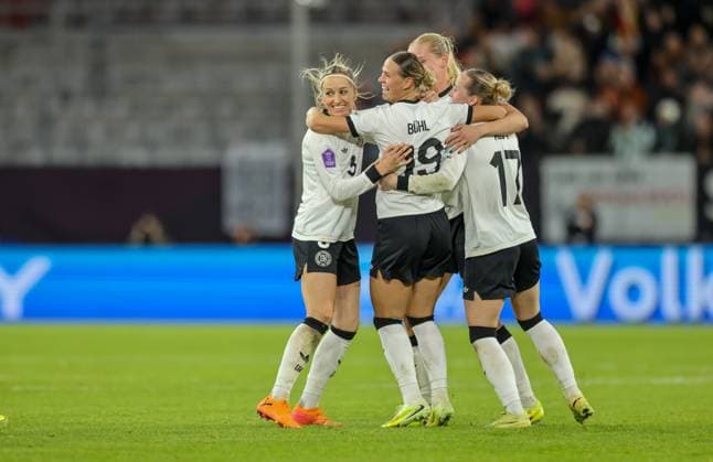 DEU, Düsseldorf, Deutschland vs Frankreich, UEFA Women s Nations League, UEFA, Saison 2526, Merkur Spiel-Arena, Halbfinale, Hinspiel im Bild: Tor und Jubel, Klara Bühl (Deutschland, FC Bayern München) erzielt das Tor zum 1:0 DFB DFL REGULATIONS PROHIBIT ANY USE OF PHOTOGRAPHS AS IMAGE SEQUENCES AND OR QUASI-VIDEO, 24.10.2025 Copyright: HMBxMedia HendrikxHamelau