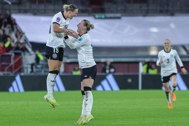 Fußball Frauen UEFA Womens Nations League Halbfinale Deutschland - Frankreich am 24.10.2025 in der Merkurs Spiel-Arena in Düsseldorf Torjubel zum 1:0 durch Klara Bühl ( Deutschland ) DFB regulations prohibit any use of photographs as image sequences and or quasi-video.