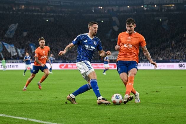 24.10.2025, Fussball, 2. Bundesliga, Saison 2025 2026, 10. Spieltag, FC Schalke 04 - SV Darmstadt, Janik Bachmann (FC Schalke 04), Matej Maglica (SV Darmstadt) xRHR-FOTO YYx