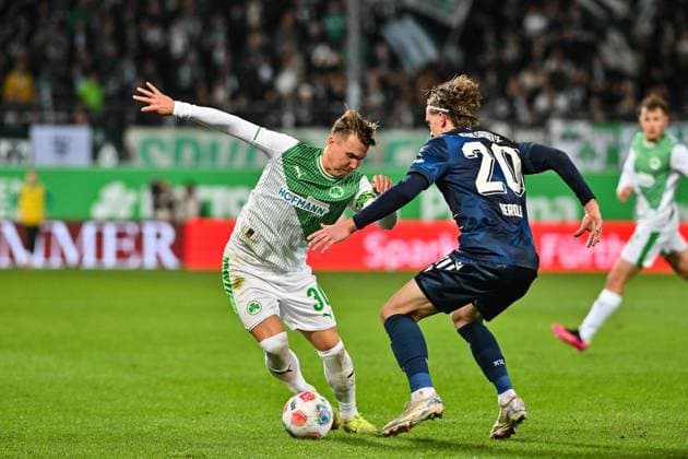 2. Bundesliga; SpVgg Greuther Fuerth - Karlsruher SC; 24.10.2025 FUERTH, GERMANY - OCTOBER 24: Felix KLAUS (SpVgg Greuther Fuerth 30) against David HEROLD (Karlsruher SC 20) during the 2. bundesliga match between SpVgg Greuther Fuerth vs. Karlsruher SC on matchday 10 at Sportpark Ronhof Thomas Sommer on October 24, 2025 in Fuerth, Germany DFL REGULATIONS PROHIBIT ANY USE OF PHOTOGRAPHS AS IMAGE SEQUENCES AND OR QUASI-VIDEO