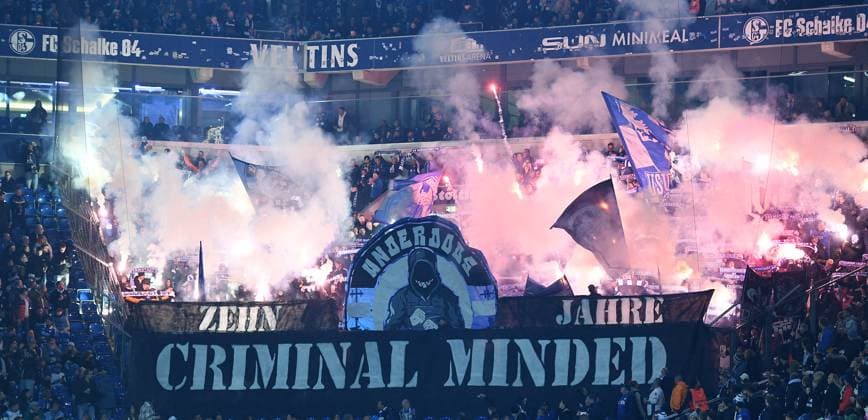 Fußball 2. Bundesliga 10. Spieltag FC Schalke 04 - SV Darmstadt 98 am 24.10.2025 in der Veltins Arena in Gelsenkirchen Fans des SV Darmstadt 98 zünden Bengalos Pyro Pyrotechnik Leuchtkörper Rauchbomben im Fanblock DFL regulations prohibit any use of photographs as image sequences and or quasi-video.