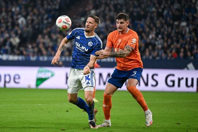 24.10.2025, Fussball, 2. Bundesliga, Saison 2025 2026, 10. Spieltag, FC Schalke 04 - SV Darmstadt, Janik Bachmann (FC Schalke 04), Matej Maglica (SV Darmstadt) xRHR-FOTO YYx