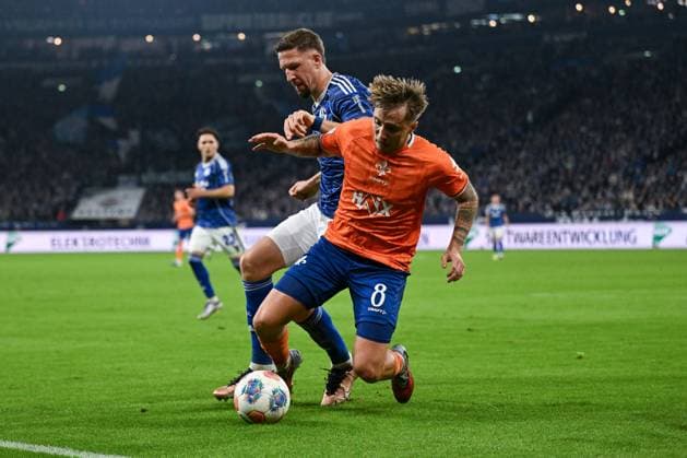 24.10.2025, Fussball, 2. Bundesliga, Saison 2025 2026, 10. Spieltag, FC Schalke 04 - SV Darmstadt, , Luca Marseiler (SV Darmstadt) , Janik Bachmann (FC Schalke 04) xRHR-FOTO YYx