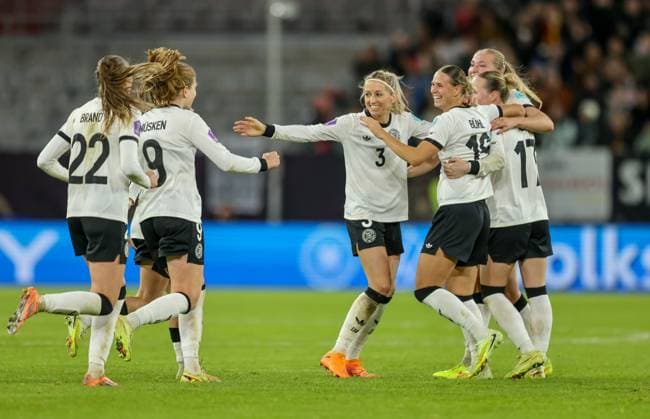 DEU, Düsseldorf, Deutschland vs Frankreich, UEFA Women s Nations League, UEFA, Saison 2526, Merkur Spiel-Arena, Halbfinale, Hinspiel im Bild: Tor und Jubel, Klara Bühl (Deutschland, FC Bayern München) erzielt das Tor zum 1:0, Kathrin Hendrich (Deutschland, Chicago Red Stars) DFB DFL REGULATIONS PROHIBIT ANY USE OF PHOTOGRAPHS AS IMAGE SEQUENCES AND OR QUASI-VIDEO, 24.10.2025 Copyright: HMBxMedia HendrikxHamelau