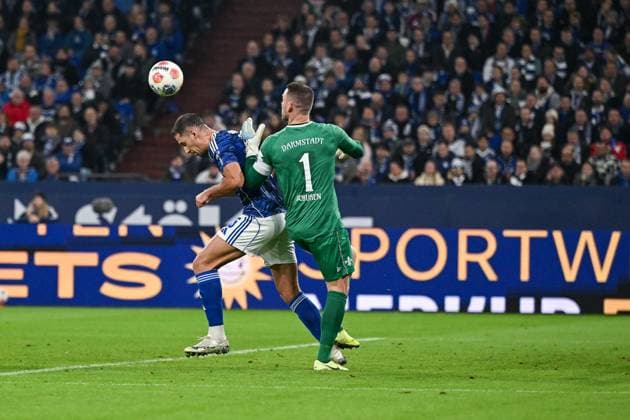 24.10.2025, Fussball, 2. Bundesliga, Saison 2025 2026, 10. Spieltag, FC Schalke 04 - SV Darmstadt, Nikola Katic (FC Schalke 04), Marcel Schuhen (SV Darmstadt) xRHR-FOTO YYx