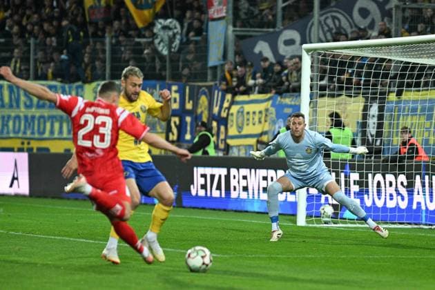 Fußball I Herren I Saison 2025-2026 I Regionalliga I 13. Spieltag I Hallescher FC - 1. FC Lokomotive Leipzig I 24.10.2025 Torschuss Marius Hauptmann (23, Hallescher FC), David Grözinger (27, 1. FC Lokomotive Leipzig) geht in den Zweikampf, Andreas Naumann (1, 1. FC Lokomotive Leipzig) ist bereit Halle (Saale) Leuna-Chemie-Stadion Sachsen-Anhalt Deutschland Copyright: xLobeca InesxHähnelx
