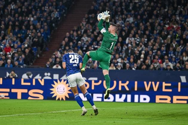 24.10.2025, Fussball, 2. Bundesliga, Saison 2025 2026, 10. Spieltag, FC Schalke 04 - SV Darmstadt, Nikola Katic (FC Schalke 04), Marcel Schuhen (SV Darmstadt) xRHR-FOTO YYx
