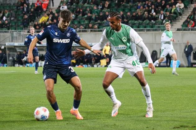 24.10.2025, xpfrx, Fussball 2.Bundesliga, SpVgg Greuther Fuerth - Karlsruher SC v.l. Rafel Pinto Pedrosa (Karlsruher SC KSC) David Abrangao (Greuther Fürth Fuerth) Zweikampf, Aktion, action, battle for the ball (DFL DFB REGULATIONS PROHIBIT ANY USE OF PHOTOGRAPHS as IMAGE SEQUENCES and or QUASI-VIDEO) Fuerth