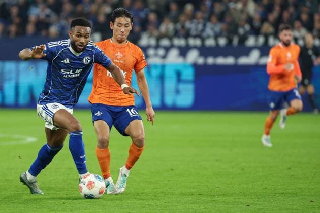 2. Bundesliga - FC Schalke 04 - SV Darmstadt 98 am 24.10.2025 in der Veltins-Arena auf Schalke Moussa Sylla (Schalke 9) gegen Hiroki Akiyama (Darmstadt 16)