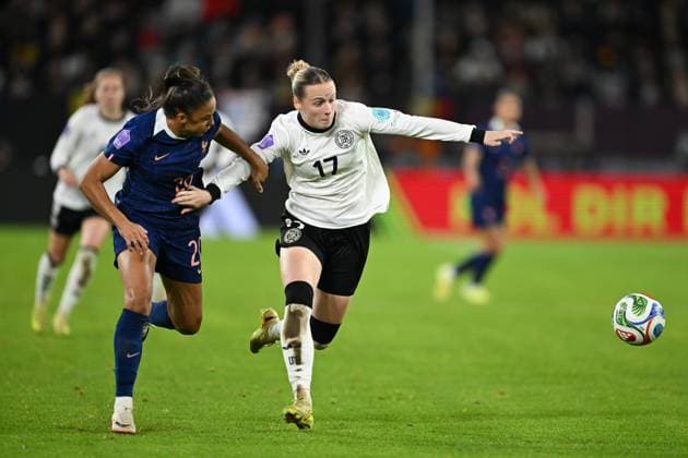 Delphine Cascarino (Frankreich, 20) im Zweikampf mit Franziska Kett (Deutschland, 17) GER, Deutschland vs Frankreich, UEFA Womens Nations League, Halbfinale, Spielzeit 2024 2025, 24.10.2025. GER, Deutschland vs Frankreich, UEFA Womens Nations League, Halbfinale, Spielzeit 2024 2025, 24.10.2025. Düsseldorf Copyright: xEibner-Pressefoto FlorianxWiegandx EP_FWD