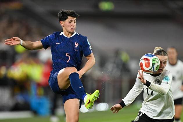 Elisa De Almeida (Frankreich, 05) im Zweikampf mit Franziska Kett (Deutschland, 17)m GER, Deutschland vs Frankreich, UEFA Womens Nations League, Halbfinale, Spielzeit 2024 2025, 24.10.2025. GER, Deutschland vs Frankreich, UEFA Womens Nations League, Halbfinale, Spielzeit 2024 2025, 24.10.2025. Düsseldorf Copyright: xEibner-Pressefoto FlorianxWiegandx EP_FWD