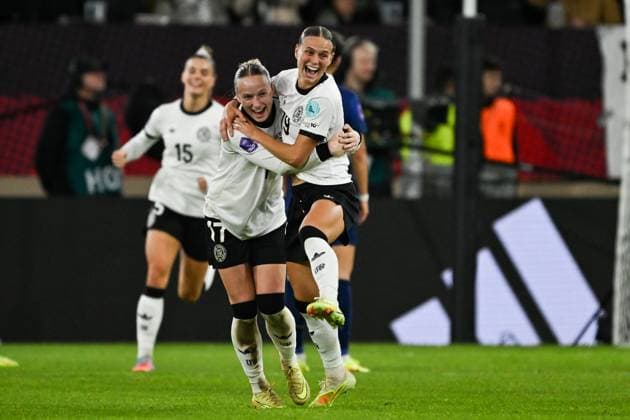 Franziska Kett (Deutschland, 17) und Klara Buehl (Deutschland, 19) bejubeln das Tor zum 1:0, GER, Deutschland vs Frankreich, UEFA Womens Nations League, Halbfinale, Spielzeit 2024 2025, 24.10.2025. GER, Deutschland vs Frankreich, UEFA Womens Nations League, Halbfinale, Spielzeit 2024 2025, 24.10.2025. Düsseldorf Copyright: xEibner-Pressefoto FlorianxWiegandx EP_FWD