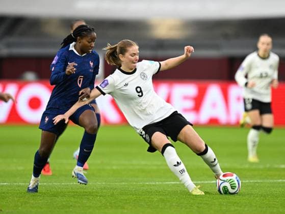 Oriane Jean-Francois (Frankreich, 06) im Zweikampf mit Sjoeke Nuesken (Deutschland, 09), GER, Deutschland vs Frankreich, UEFA Womens Nations League, Halbfinale, Spielzeit 2024 2025, 24.10.2025. GER, Deutschland vs Frankreich, UEFA Womens Nations League, Halbfinale, Spielzeit 2024 2025, 24.10.2025. Düsseldorf Copyright: xEibner-Pressefoto FlorianxWiegandx EP_FWD