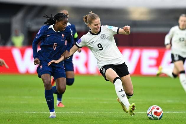 Oriane Jean-Francois (Frankreich, 06) im Zweikampf mit Sjoeke Nuesken (Deutschland, 09), GER, Deutschland vs Frankreich, UEFA Womens Nations League, Halbfinale, Spielzeit 2024 2025, 24.10.2025. GER, Deutschland vs Frankreich, UEFA Womens Nations League, Halbfinale, Spielzeit 2024 2025, 24.10.2025. Düsseldorf Copyright: xEibner-Pressefoto FlorianxWiegandx EP_FWD