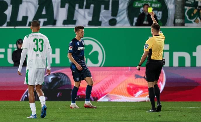 Marvin Wanitzek 10 (Karlsruher SC) erhaelt die gelbe Karte von Referee Schiedsrichter Eric Weisbach, SpVgg Greuther Fuerth vs. Karlsruher SC, Fussball, Maenner, DFL, 2. Bundesliga, Saison 2025 2026, Sportpark Ronhof Thomas Sommer, 10. Spieltag, 24.10.2025 Fuerth Bayern Deutschland