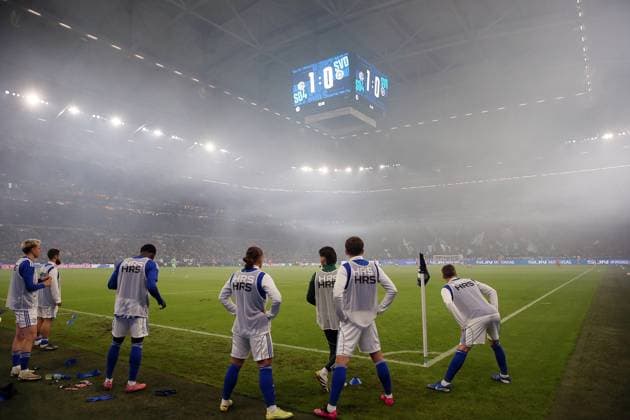 24.10.2025, xrekx, Fussball 2.Bundesliga, FC Schalke 04 - SV Darmstadt 98 v.l. Schalke Spieler beim aufwaermen Anzeigetafel, Videowall, Scoreboard, Info, Werbung (DFL DFB REGULATIONS PROHIBIT ANY USE OF PHOTOGRAPHS as IMAGE SEQUENCES and or QUASI-VIDEO) Gelsenkirchen