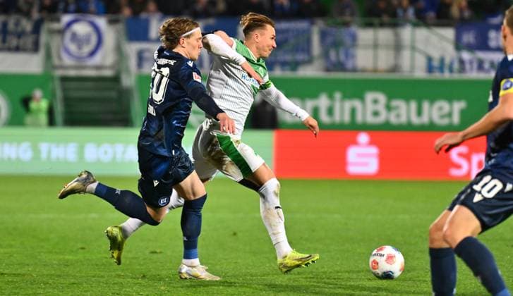 24.10.2025 - Fussball - Saison 2025 2026 - 2. Fussball - Bundesliga - 10. Spieltag: SpVgg Greuther Fürth ( Kleeblatt ) - Karlsruher SC Karlsruhe KSC - Sportfoto Zink - xwoxzix - DFL regulations prohibit any use of photographs as image sequences and or quasi-video - only for editorial use - David Herold (20, Karlsruher SC KSC ) Felix Klaus (30, SpVgg Greuther Fürth )