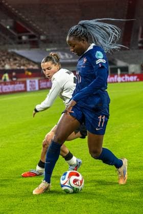 24.10.2025, Fussball: Laenderspiel, WomenÂ s Nations League, Halbfinale, Runde 1 von 2, Saison 2025 2026, Deutschland - Frankreich in der Merkur Spiel-Arena in Duesseldorf. Zweikampf zwischen Carlotta Wamser (Deutschland, 13) und Kadidiatou Diani (Frankreich, 11). Wichtiger Hinweis: Gemaess den Vorgaben der FIFA bzw. der UEFA ist es untersagt, in dem Stadion und oder vom Spiel angefertigte Fotoaufnahmen in Form von Sequenzbildern und oder videoaehnlichen Fotostrecken zu verwerten bzw. verwerten zu lassen. Foto: Kirchner-Media Thomas Haesler Copyright: xKirchner-Media ThomasxHaeslerx