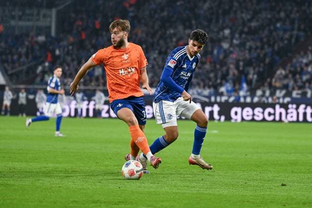 24.10.2025, Fussball, 2. Bundesliga, Saison 2025 2026, 10. Spieltag, FC Schalke 04 - SV Darmstadt, Killian Corredor (SV Darmstadt) , Mertcan Ayhan (FC Schalke 04) xRHR-FOTO YYx