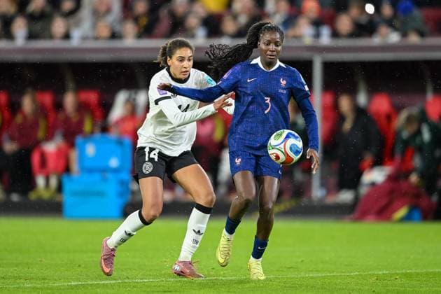 24.10.2025, Fussball: Laenderspiel, WomenÂ s Nations League, Halbfinale, Runde 1 von 2, Saison 2025 2026, Deutschland - Frankreich in der Merkur Spiel-Arena in Duesseldorf. Zweikampf zwischen Cora Zicai (Deutschland, 14) und Thiniba Samoura (Frankreich, 03). Wichtiger Hinweis: Gemaess den Vorgaben der FIFA bzw. der UEFA ist es untersagt, in dem Stadion und oder vom Spiel angefertigte Fotoaufnahmen in Form von Sequenzbildern und oder videoaehnlichen Fotostrecken zu verwerten bzw. verwerten zu lassen. Foto: Kirchner-Media Thomas Haesler Copyright: xKirchner-Media ThomasxHaeslerx