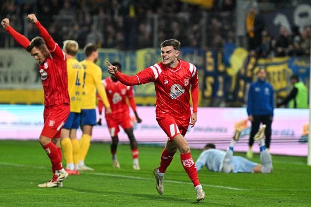 Fußball I Herren I Saison 2025-2026 I Regionalliga I 13. Spieltag I Hallescher FC - 1. FC Lokomotive Leipzig I 24.10.2025 Torjubel Fabrice Daniel Hartmann (11, Hallescher FC) mit dem Fingerzeig nach oben Freisteller, Nahaufnahme, Porträt, Portrait, Einzelfoto, Einzelbild, Körper Halle (Saale) Leuna-Chemie-Stadion Sachsen-Anhalt Deutschland Copyright: xLobeca InesxHähnelx