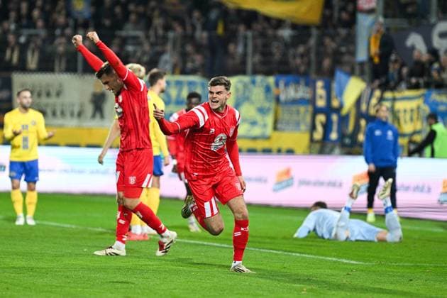 Fußball I Herren I Saison 2025-2026 I Regionalliga I 13. Spieltag I Hallescher FC - 1. FC Lokomotive Leipzig I 24.10.2025 Torjubel Niclas Stierlin (13, Hallescher FC) und Fabrice Daniel Hartmann (11, Hallescher FC) (r.) Halle (Saale) Leuna-Chemie-Stadion Sachsen-Anhalt Deutschland Copyright: xLobeca InesxHähnelx