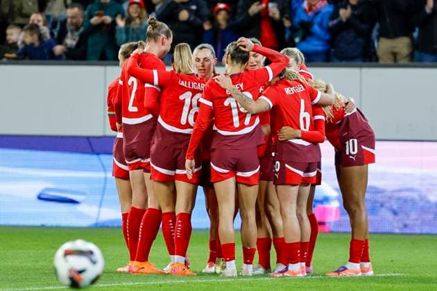 Torjubel Schweiz beim 1:0 durch Alayah Pilgrim (Schweiz, 20) , Schweiz, Frauen Fussball, Freundschaftsspiel, Schweiz vs. Kanada, 24.10.2025, Swissporarena, Luzern, Schweiz Luzern Swissporarena Kanton Luzern Schweiz Copyright: xGrantxHubbsx