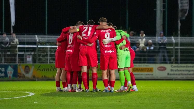 Fußball, Herren, Saison 2025 2026, Regionalliga Nordost, 13. Spieltag, FSV 63 Luckenwalde vs. SV Babelsberg 03, Freitag 24.10.2025, Werner-Seelenbinder-Stadion Luckenwalde, Im Bild: Der Mannschaftskreis des SV Babelsberg 03. Brandenburg Deutschland