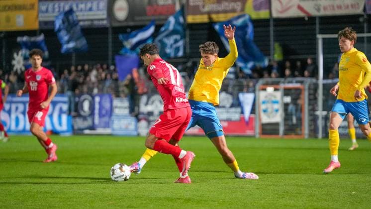 Fußball, Herren, Saison 2025 2026, Regionalliga Nordost, 13. Spieltag, FSV 63 Luckenwalde vs. SV Babelsberg 03, Freitag 24.10.2025, Werner-Seelenbinder-Stadion Luckenwalde, Im Bild: George Didoss (l. Babelsberg) und Mike Bachmann (r. Luckenwalde) Brandenburg Deutschland