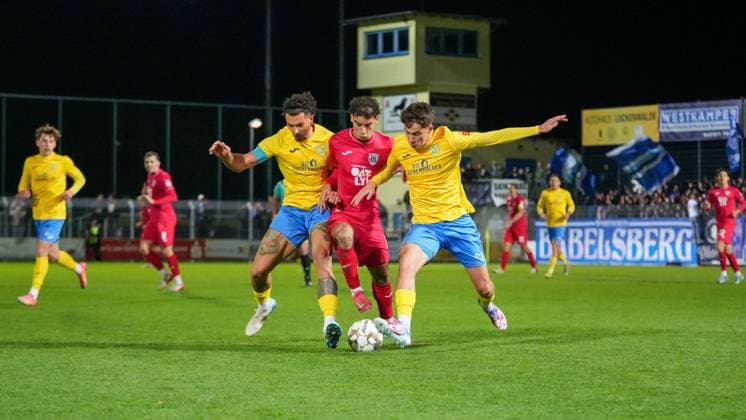 Fußball, Herren, Saison 2025 2026, Regionalliga Nordost, 13. Spieltag, FSV 63 Luckenwalde vs. SV Babelsberg 03, Freitag 24.10.2025, Werner-Seelenbinder-Stadion Luckenwalde, Im Bild: v.l. Andreas Pollasch (Luckenwalde), Gorge Didoss (Babelsberg) und Mike Bachmann (Luckenwalde) Brandenburg Deutschland