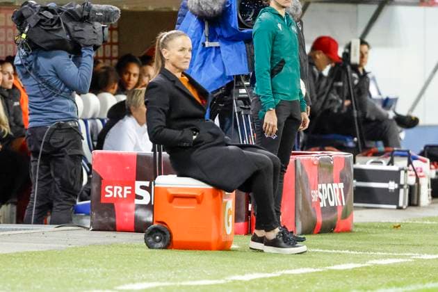 Casey Stoney (Kanada, Trainerin) , Schweiz, Frauen Fussball, Freundschaftsspiel, Schweiz vs. Kanada, 24.10.2025, Swissporarena, Luzern, Schweiz Luzern Swissporarena Kanton Luzern Schweiz Copyright: xGrantxHubbsx