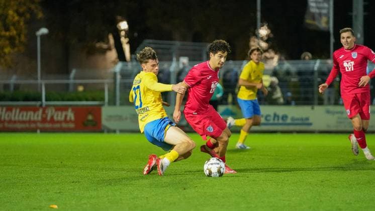 Fußball, Herren, Saison 2025 2026, Regionalliga Nordost, 13. Spieltag, FSV 63 Luckenwalde vs. SV Babelsberg 03, Freitag 24.10.2025, Werner-Seelenbinder-Stadion Luckenwalde, Im Bild: Tim Maciejewski (l. Luckenwalde) und Maurice Covic (r. Babelsberg) Brandenburg Deutschland
