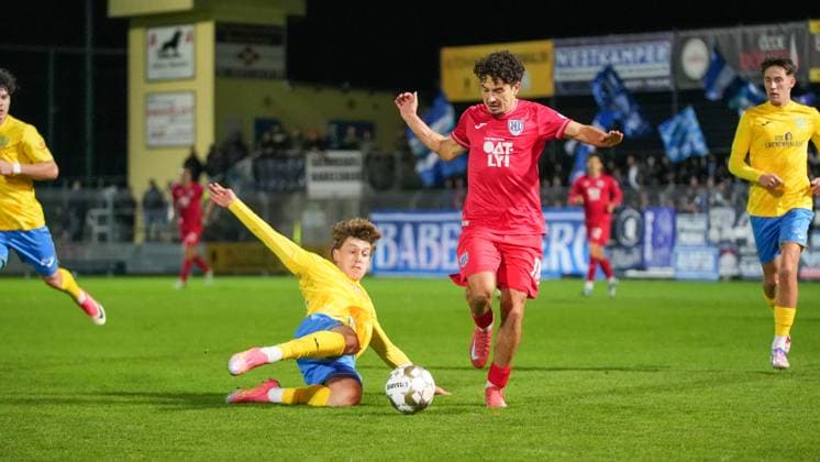Fußball, Herren, Saison 2025 2026, Regionalliga Nordost, 13. Spieltag, FSV 63 Luckenwalde vs. SV Babelsberg 03, Freitag 24.10.2025, Werner-Seelenbinder-Stadion Luckenwalde, Im Bild: Tim Schleinitz (l. Luckenwalde) und Maurice Covic (r. Babelsberg) Brandenburg Deutschland