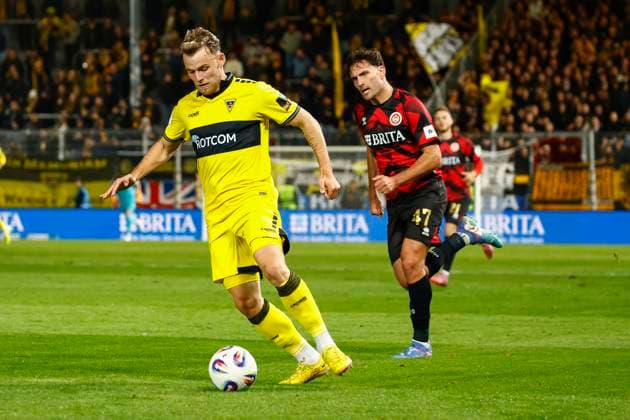 24.10.2025, xavx, Fussball 3.Liga, SV Wehen Wiesbaden - Alemannia Aachen v.l. Mika Schroers (Alemannia Aachen), David Suarez (SV Wehen Wiesbaden) (DFL DFB REGULATIONS PROHIBIT ANY USE OF PHOTOGRAPHS as IMAGE SEQUENCES and or QUASI-VIDEO) Wiesbaden