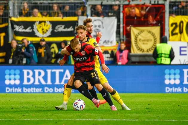 24.10.2025, xavx, Fussball 3.Liga, SV Wehen Wiesbaden - Alemannia Aachen v.l. Ole Wohlers (SV Wehen Wiesbaden), Felix Meyer (Alemannia Aachen) (DFL DFB REGULATIONS PROHIBIT ANY USE OF PHOTOGRAPHS as IMAGE SEQUENCES and or QUASI-VIDEO) Wiesbaden