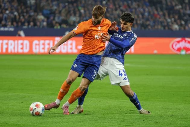 2. Bundesliga - FC Schalke 04 - SV Darmstadt 98 am 24.10.2025 in der Veltins-Arena auf Schalke Mertcan Ayhan (Schalke 43) gegen Killian Corredor (Darmstadt 34)