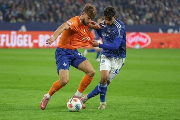 2. Bundesliga - FC Schalke 04 - SV Darmstadt 98 am 24.10.2025 in der Veltins-Arena auf Schalke Mertcan Ayhan (Schalke 43) gegen Killian Corredor (Darmstadt 34)