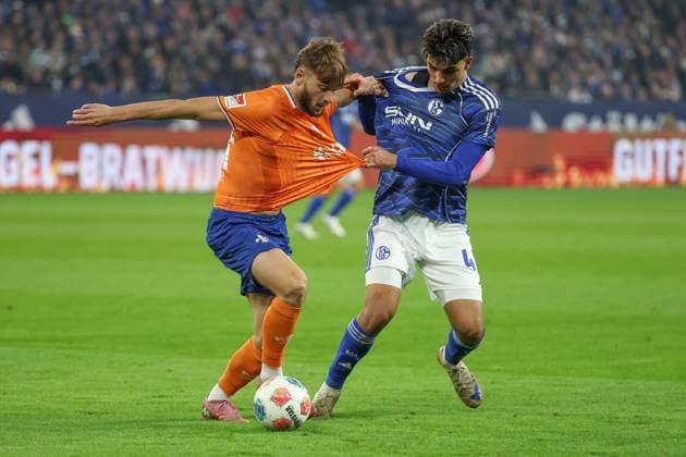 2. Bundesliga - FC Schalke 04 - SV Darmstadt 98 am 24.10.2025 in der Veltins-Arena auf Schalke Mertcan Ayhan (Schalke 43) gegen Killian Corredor (Darmstadt 34)